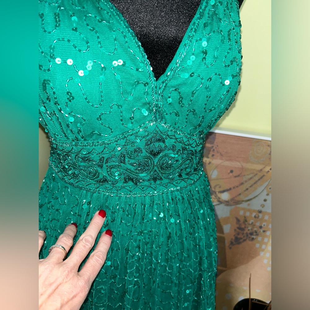 Gorgeous Evening Dress- Beautiful Emerald Green. Great For A Formal Christmas! - Picture 2 of 8